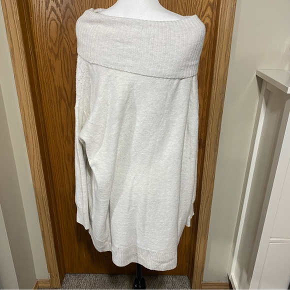 Plus size turtle neck/off the shoulder - Picture 5 of 6